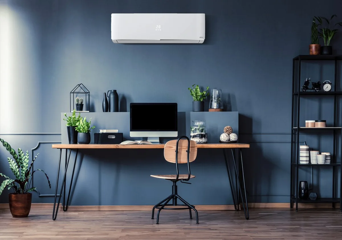 Bureau à domicile avec une thermopompe murale Capella installée au mur